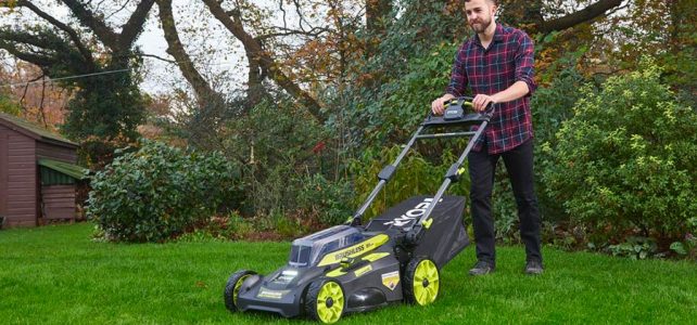 Tondre sa pelouse : pourquoi opter pour la tondeuse électrique ?